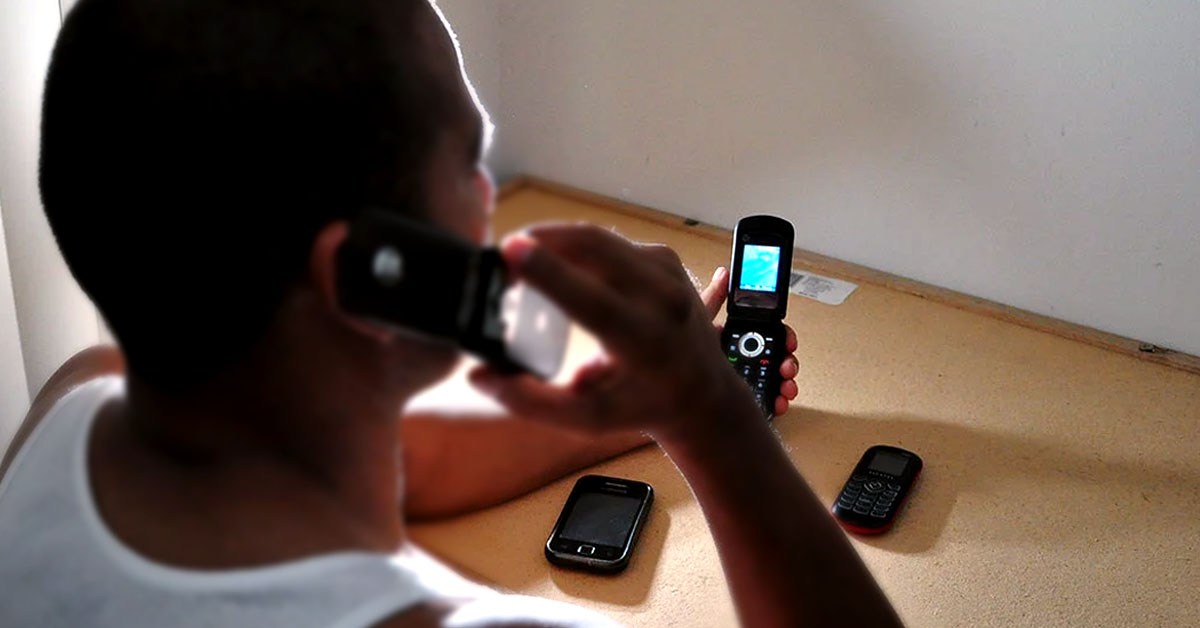 Hombre de espaldas hablando por celular