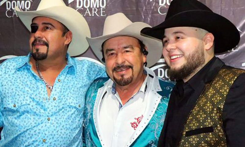 Arnulfo Jr junto a su padre y otro artista abrazados 