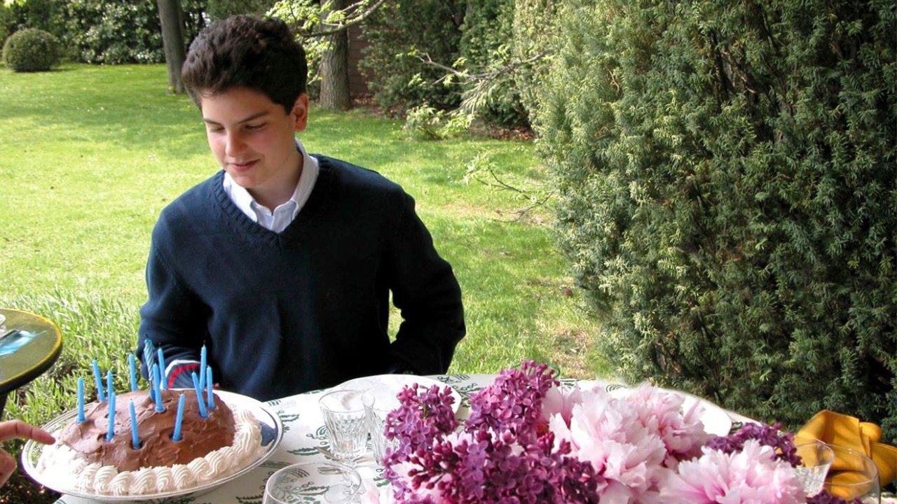 Carlo Acutis viendo su pastel de cumpleaños