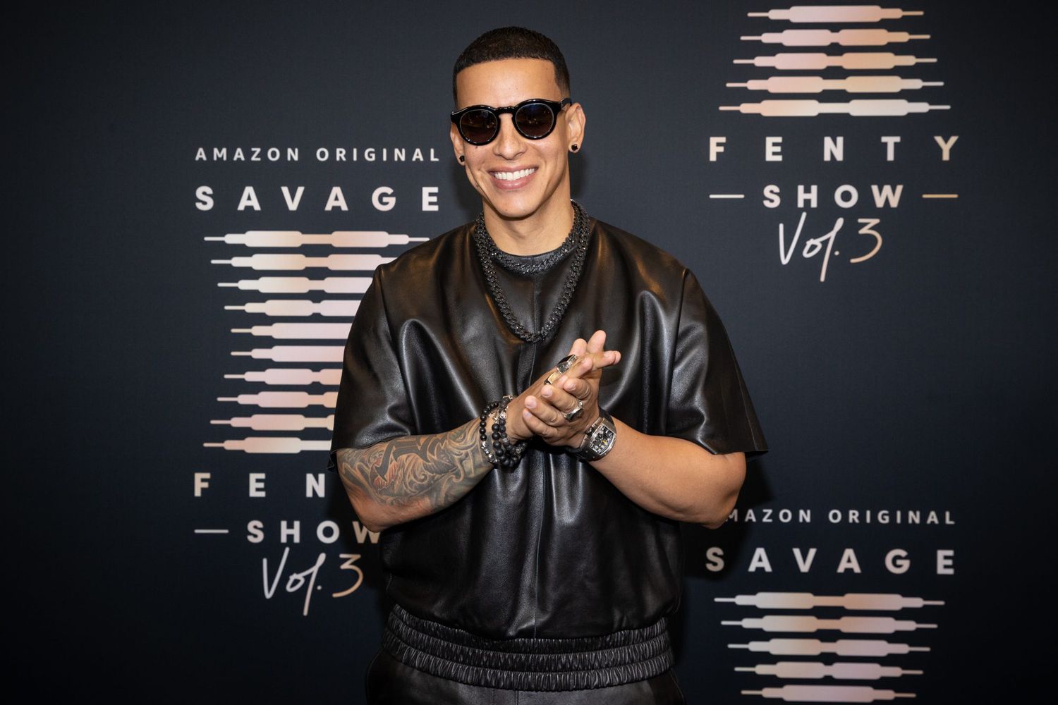 Daddy Yankee sontriendo y frotando sus manos 