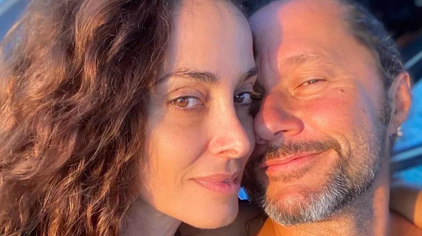 rostros de Débora Bello y Diego Torres juntos abrazados 