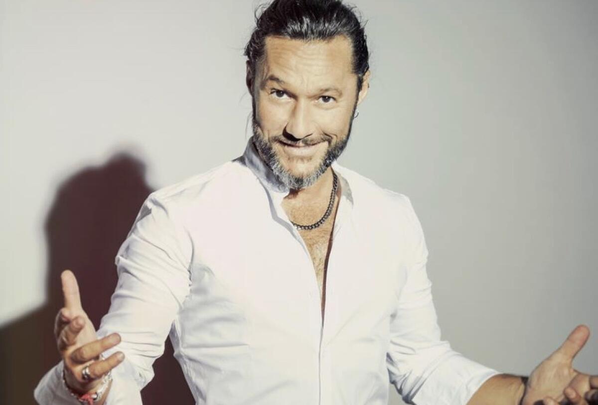 Diego Torres con los brazoa abiertos y sonriendo