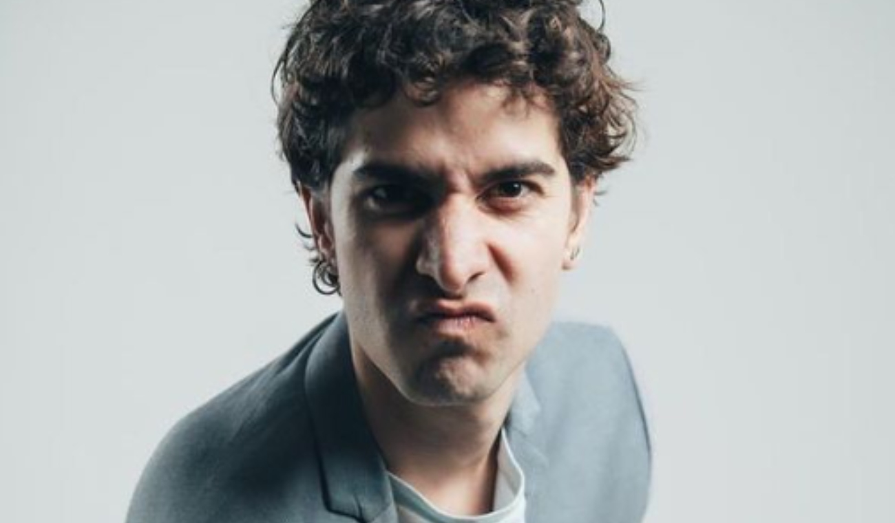 Emmanuel Restrepo haciendo muecas con su cara en la foto