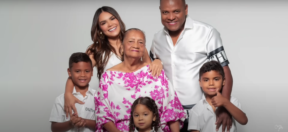 Omar Geles junto a sus hijos, su esposa y su madre abrazados