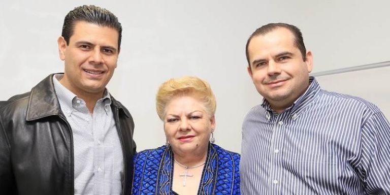 Paquita la del Barrio abrazando a dos de sus hijos