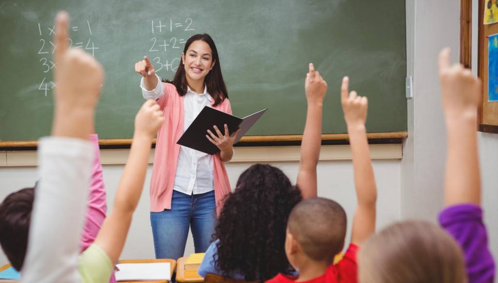 Maestra dando clases de Matemáticas.