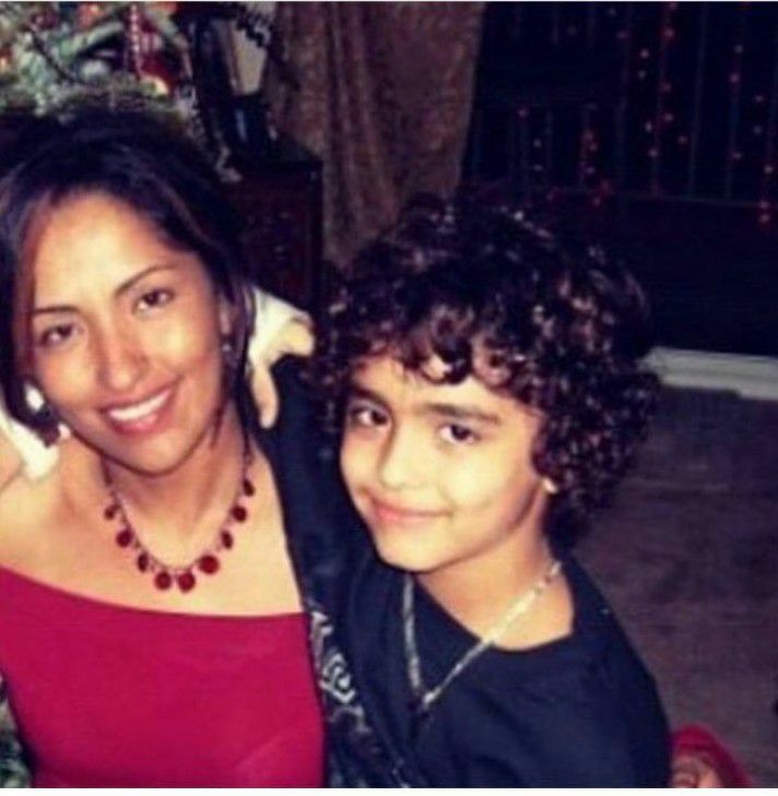 Lil Pump de pequeño sentando en la piernas de su madre abrazandola