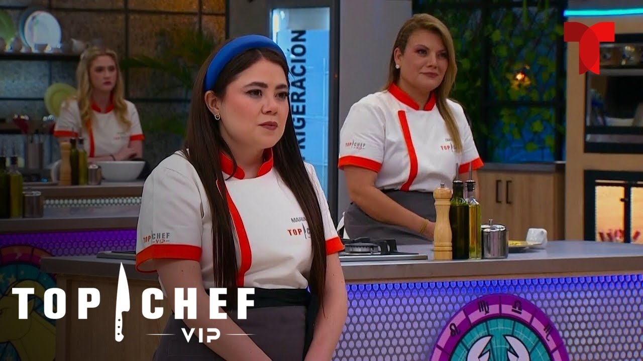 Mariana Botas con sus manos juntas en el programa Top Chef VIP