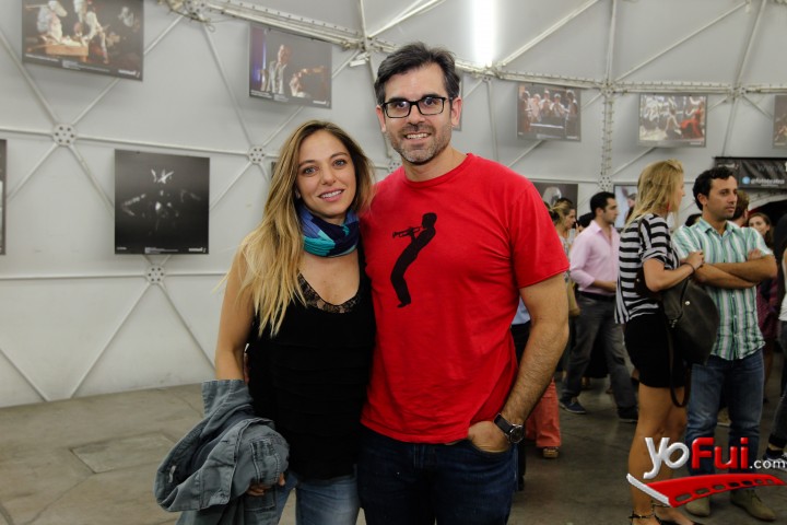 Mariana y Francisco abrazados en una sala de exposición de arte