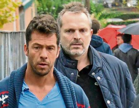 Nacho Palau y Miguel Bosé caminando por la calle