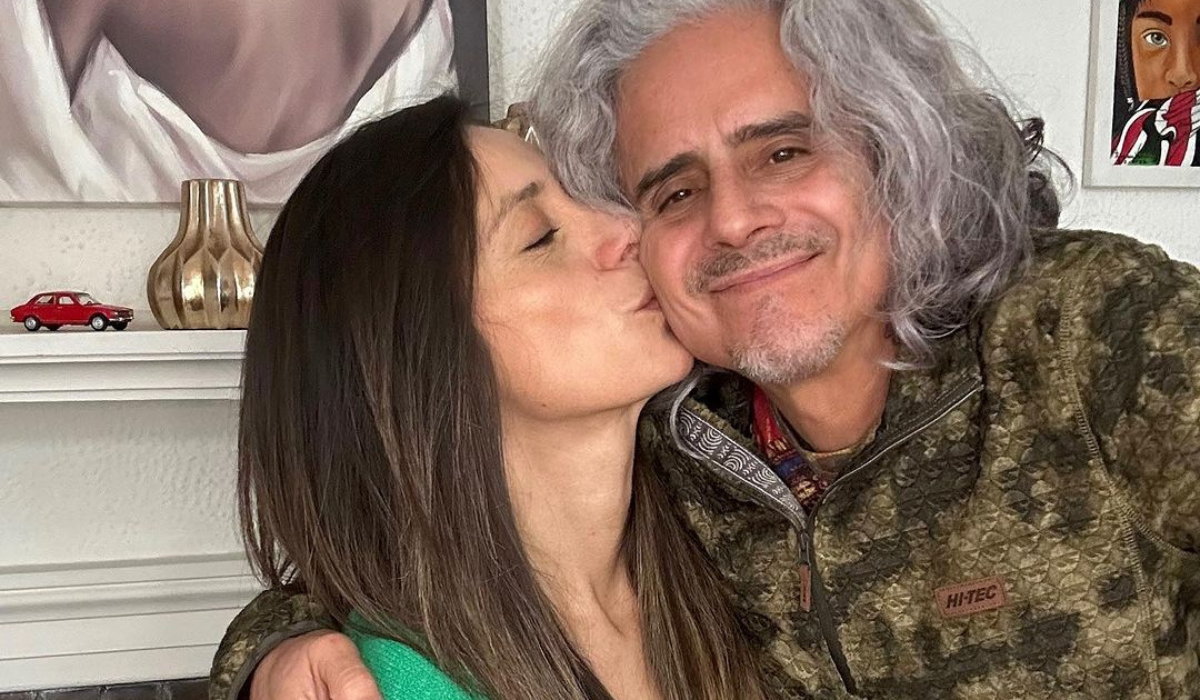 Karoll Román dandole un beso en la mejilla a Pablo Herrera