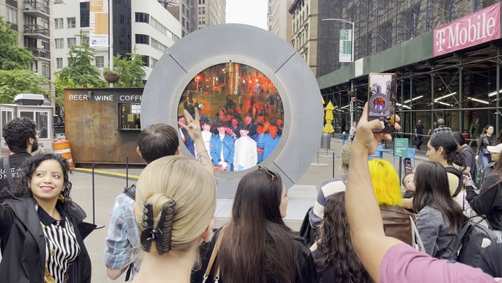 Personas grabando y disfrutando del portal flash de New York 