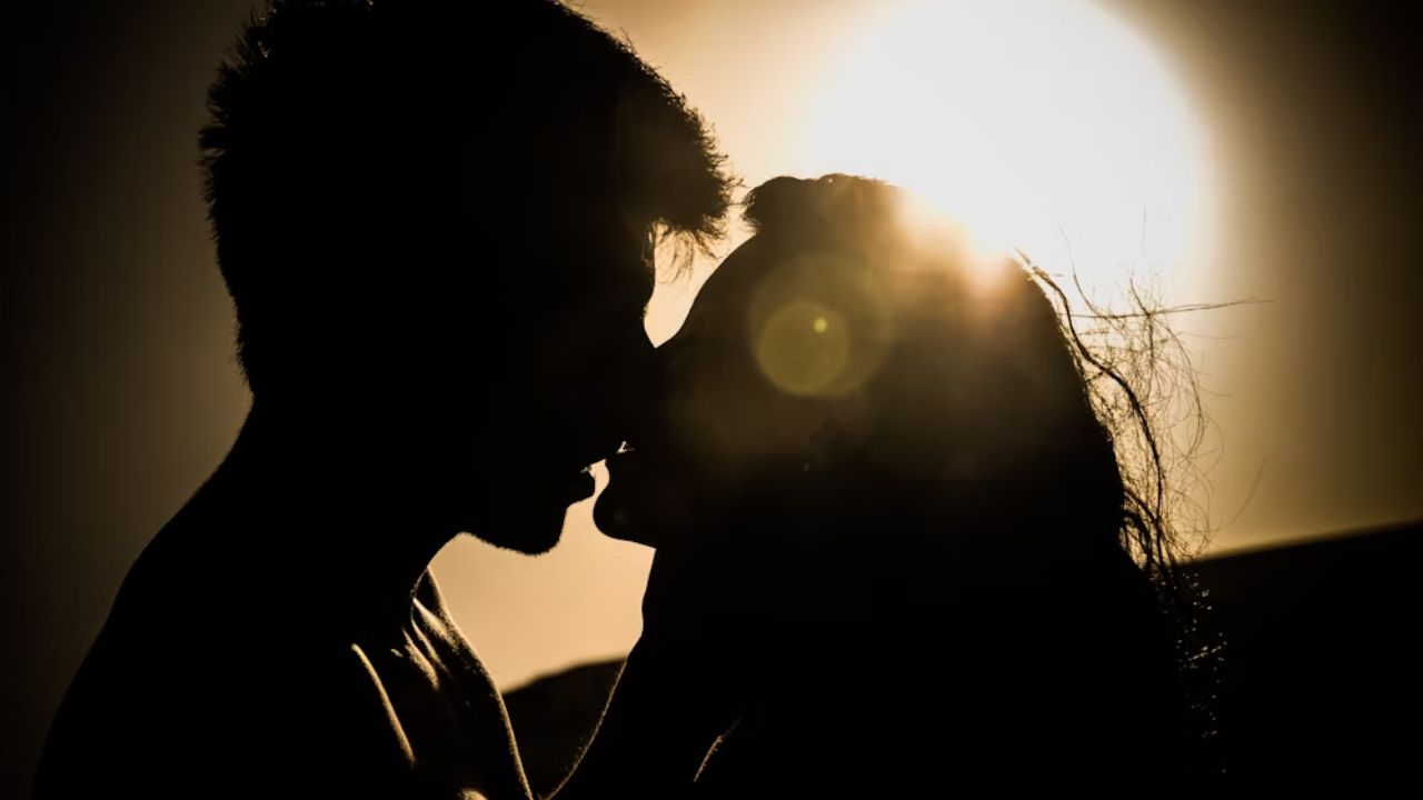 Imagen de ¿Cuál es el beso Singapur Twitter?, qué es, cómo se hace y por qué es viral
