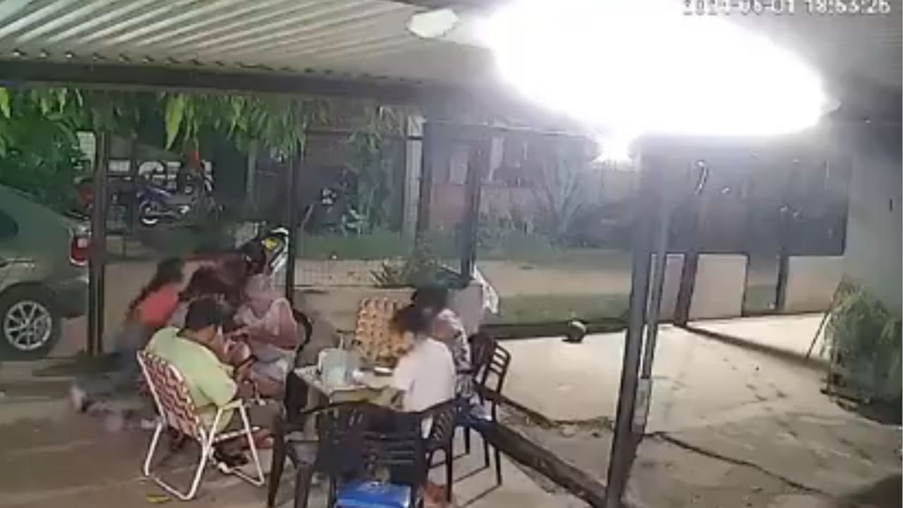 VIDEO: familia es impactada por rayos cuando estaba en el patio de su casa Imagen de VIDEO: familia es impactada por rayos cuando estaba en el patio de su casa
