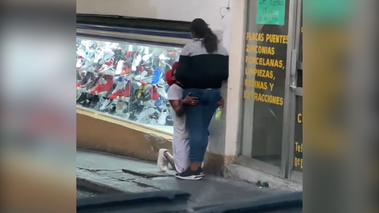 Imagen de ¡Hasta se arrodilló! Hombre le pide perdón a su pareja en plena calle
