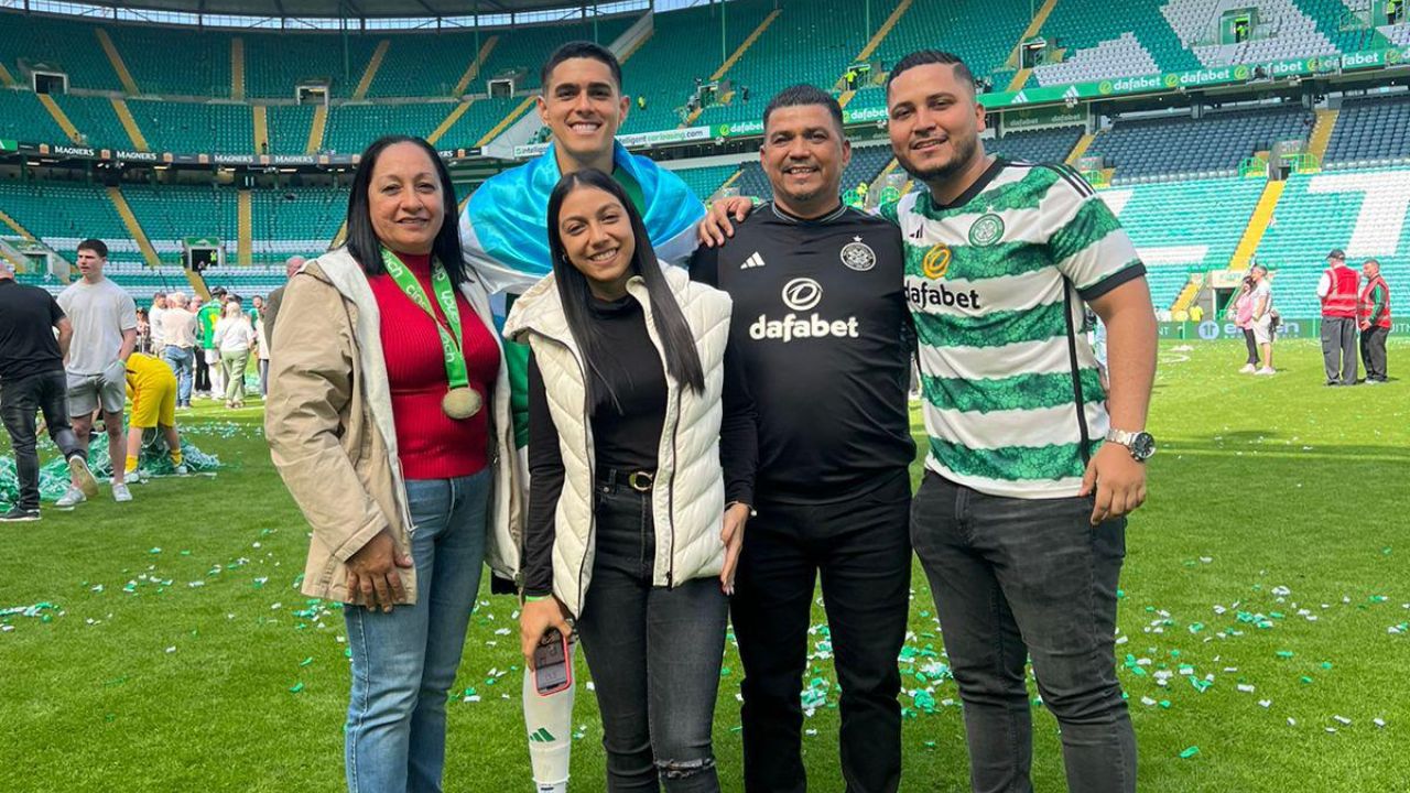Luis Palma celebró junto a su familia su primer título con el Celtic Imagen de Luis Palma celebró junto a su familia su primer título con el Celtic