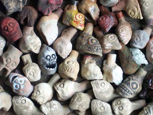 varios silbatos de la muerte tirados