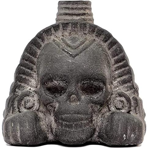 silbato de la muerte con forma de craneo y manos a su lado