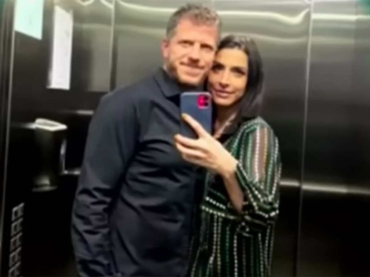 pareja tomándose foto en elevador