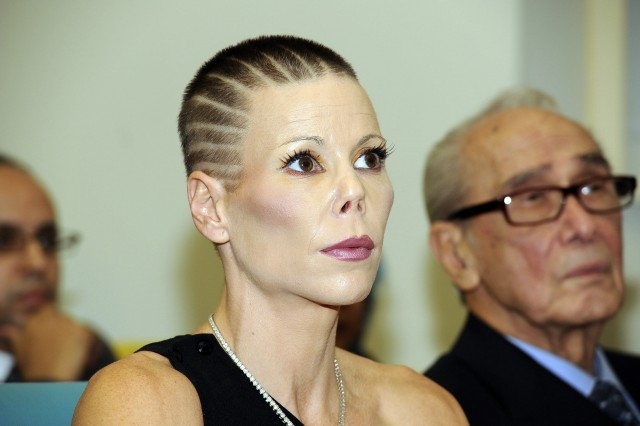 mujer con cabello corto