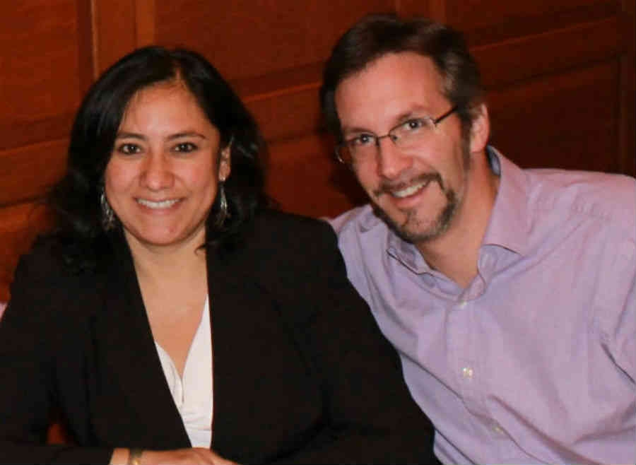 pareja sonriendo