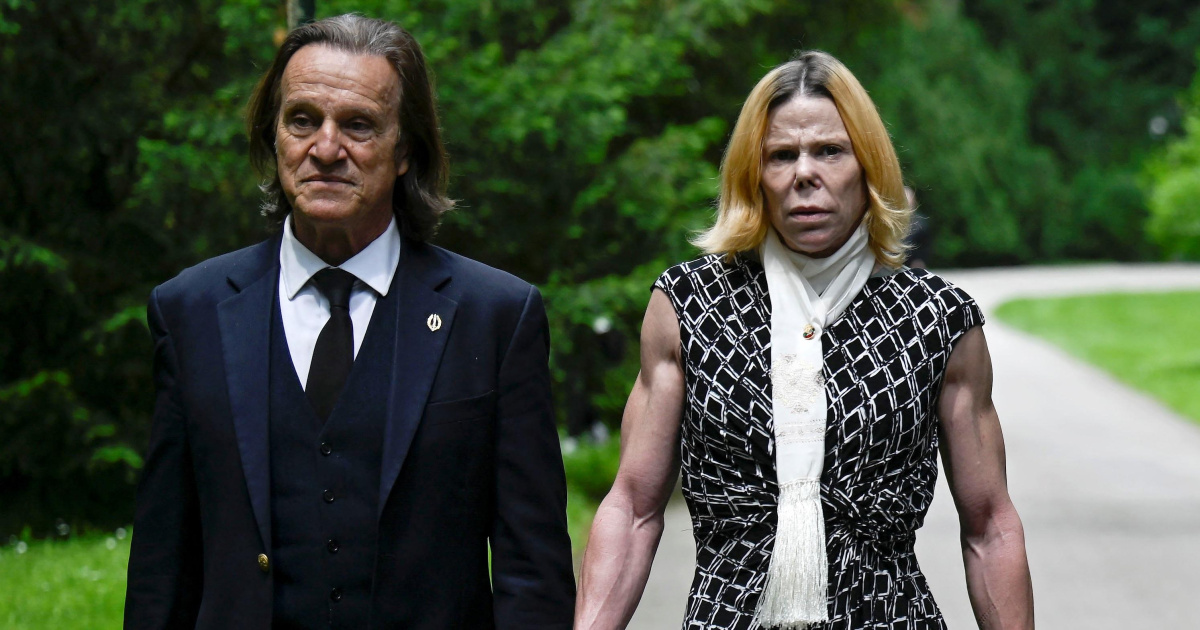 mujer y hombre caminando