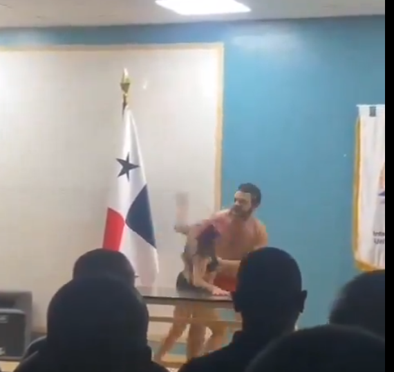 Foto en donde muestra al profesor y la estudiante representando la obra 'El sueño de un Ángel' en la UMIP 