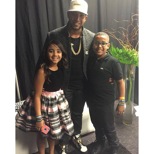 Don Omar junto a dos de sus hijos. 