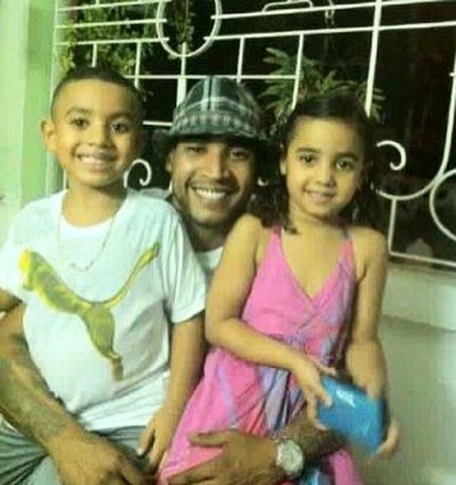 Foto en donde salen dos hijos de Don Omar, el artistas los sale abrazándolos