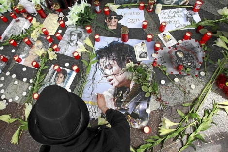 Retrato de Michael Jackson en el suelo 