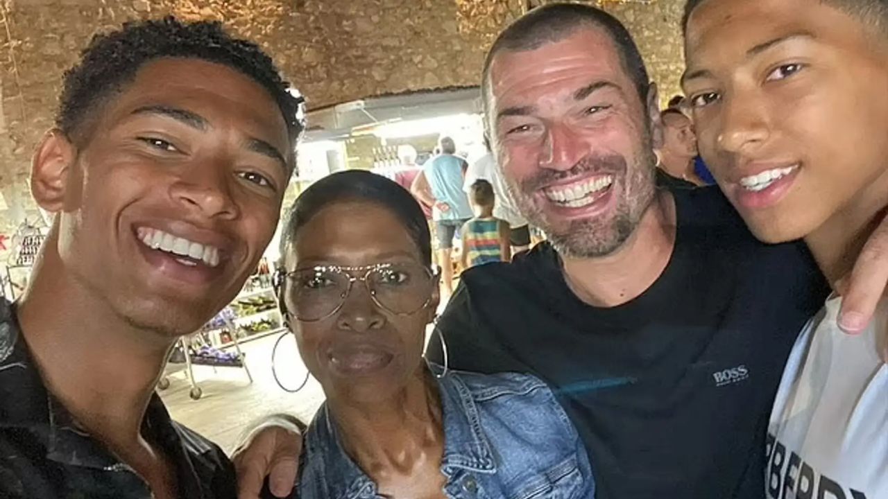 Jude Bellingham tomándose una selfie con su mamá, hermano y padre