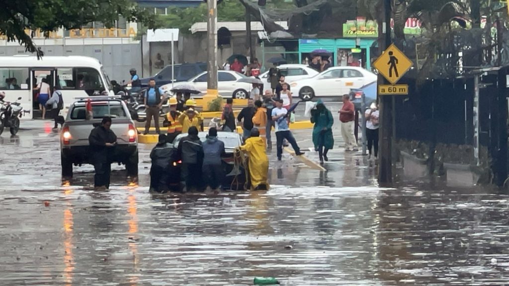 personas empujando carro