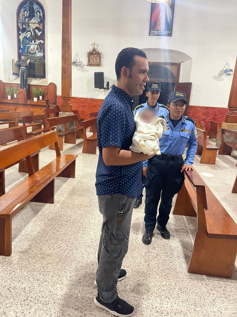 Foro de la niña que fue abandonada en una iglesia por su madre