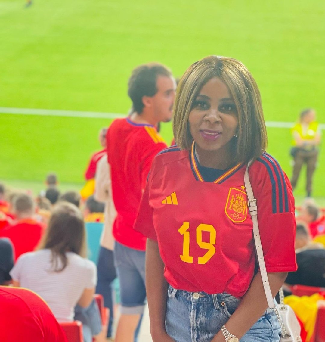 Sheila usando la camisa de España