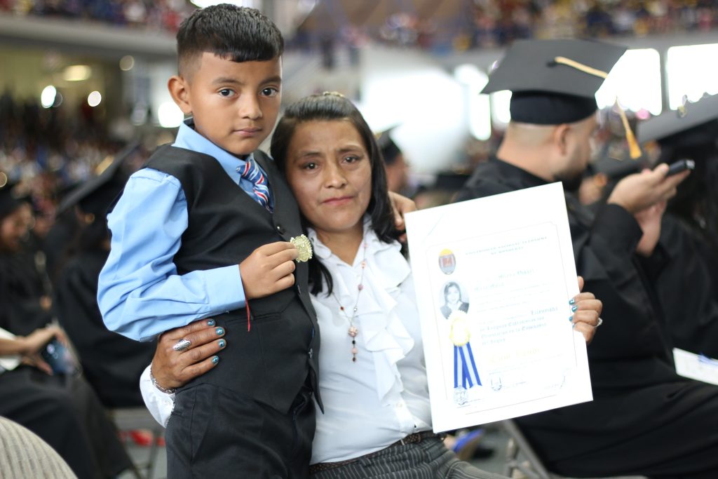 Abuela y nieto recibieron menor recibe el título post mortem de hondureña asesinada.