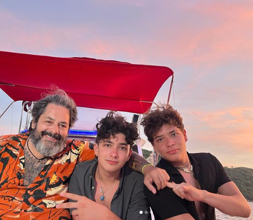 Pato Levy en un atardecer junto a sus dos hijos que tienen camisas negras