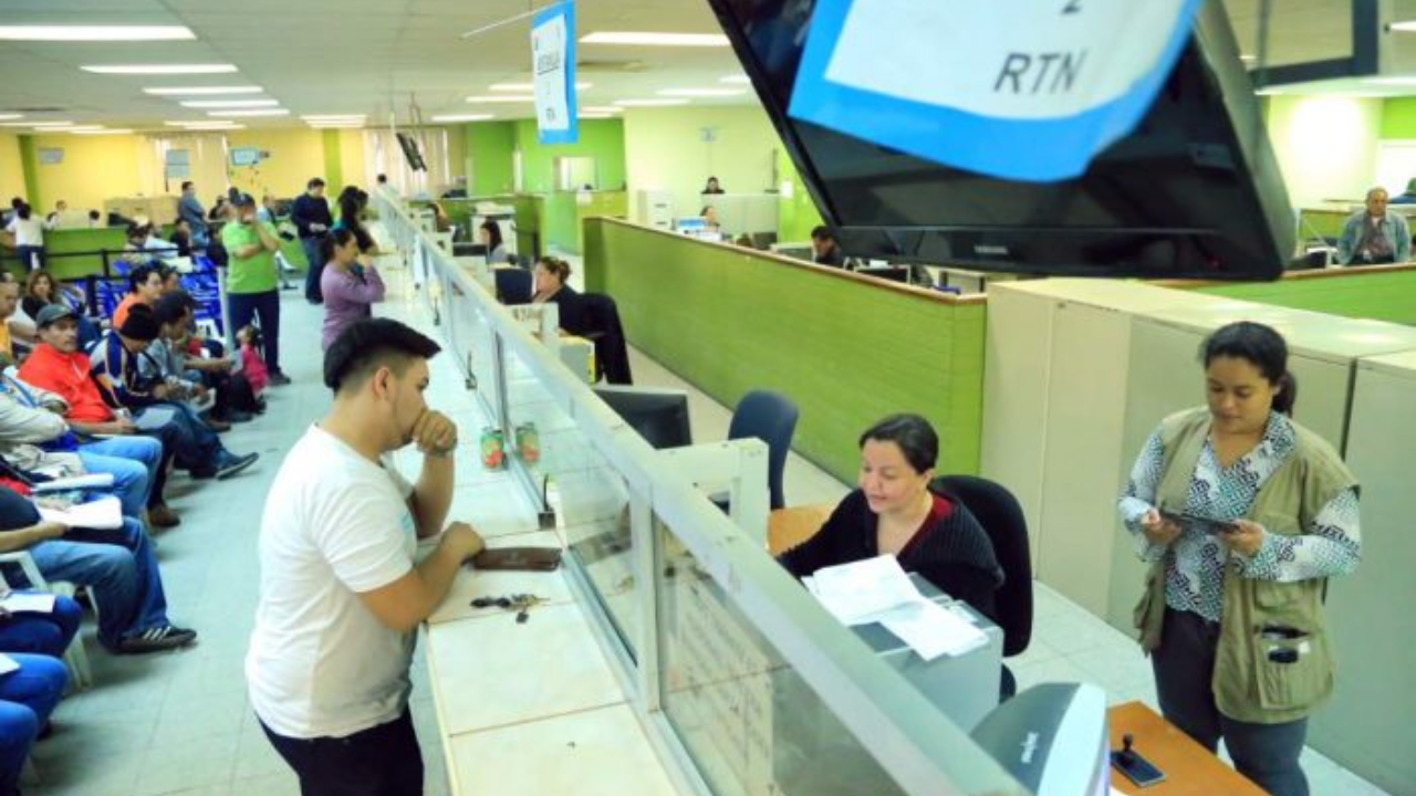 Personas realizan trámites de RTN en ventanilla 