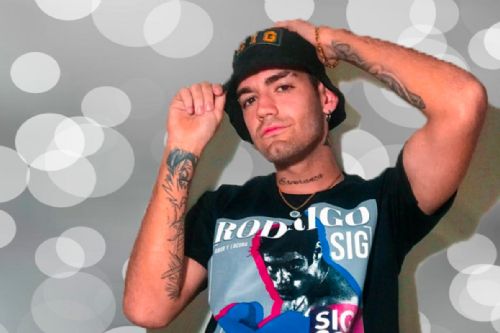 Ramiro Bueno con una camisa negra 