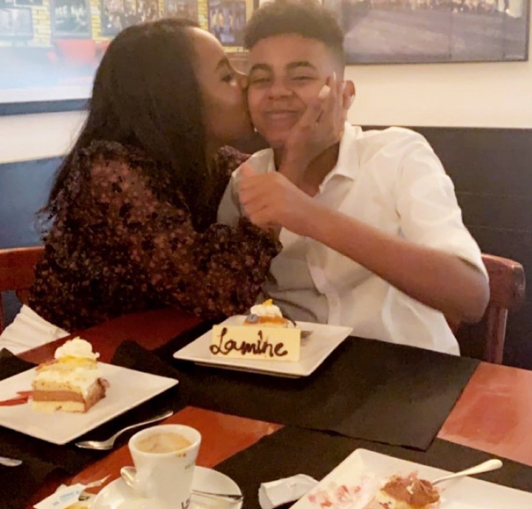 Sheila dándole beso en el cachete a su hijo
