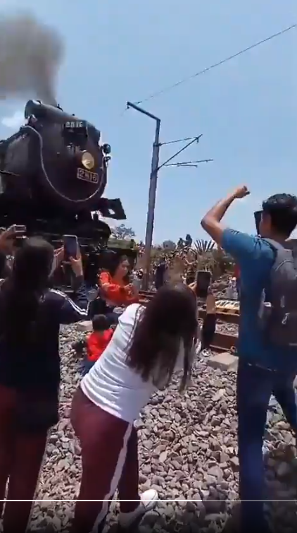 La locomotora llega a un municipio de México y gente emocionada la recibe 