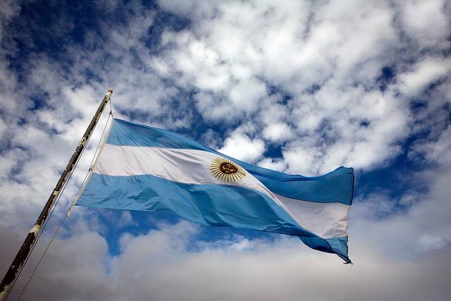 bandera y cielo