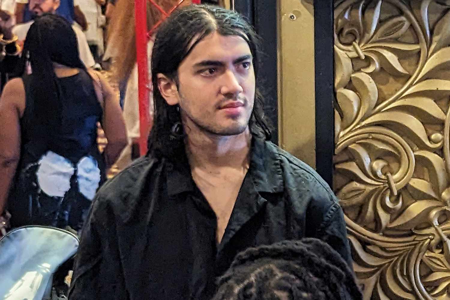 hombre usando camisa negra