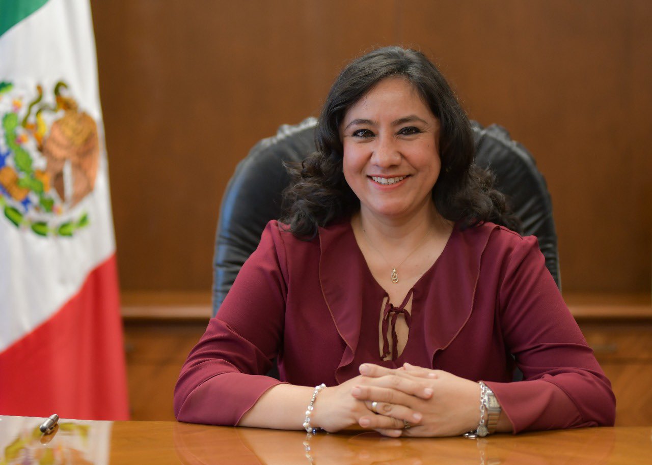 mujer sentada sonriendo