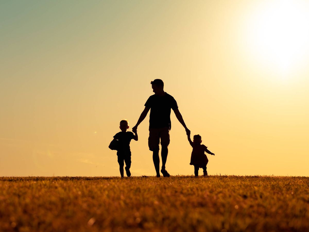 padre y sus hijos