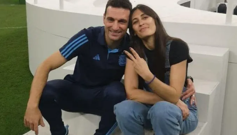 Foto de Lionel Scaloni y su espoa Elisa Montero en la final del Mundial Qtar 2022.