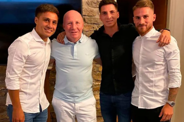 Hermanos de Alexis Mac Allister junto a su padre Carlos Mac Allister 