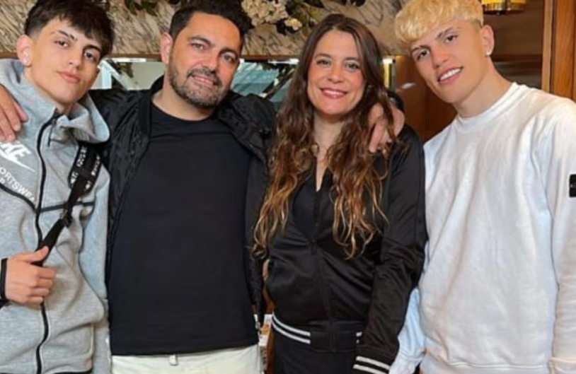 Imagen en dónde salen los padres y el hermano menor de Garnacho. 