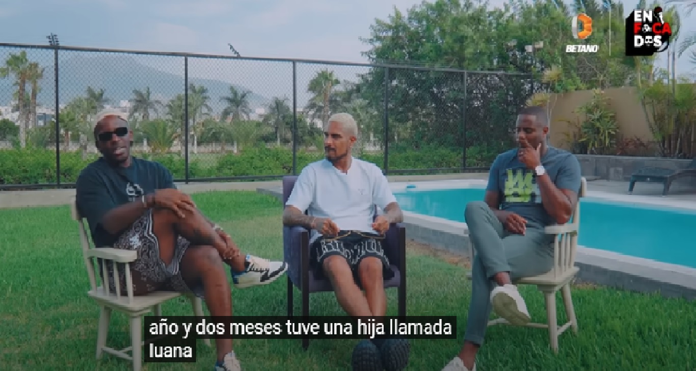 Jefferson Frafán con camisa negra y lentes negros junto a Paolo Guerreo y Roberto Guizasola en un césped