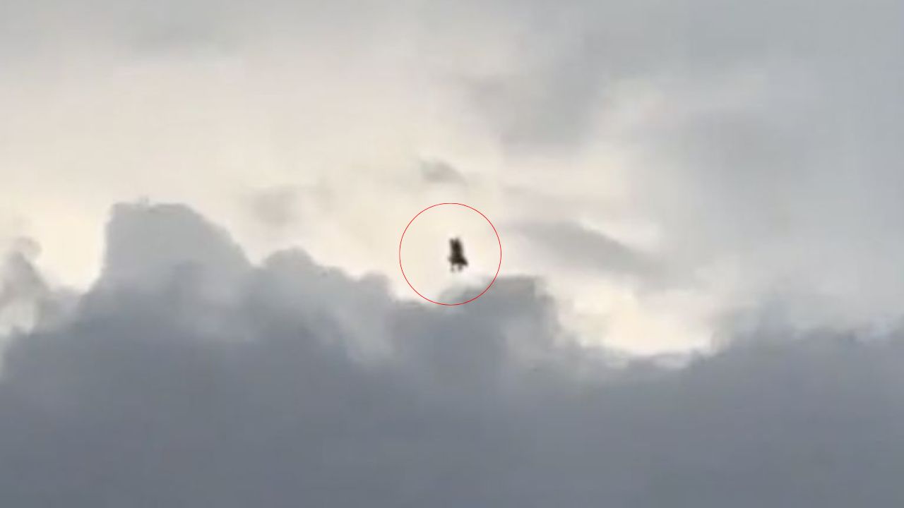 Extraña figura humanoide es captada en el cielo, ¿una bruja? Imagen de Extraña figura humanoide es captada en el cielo, ¿una bruja?
