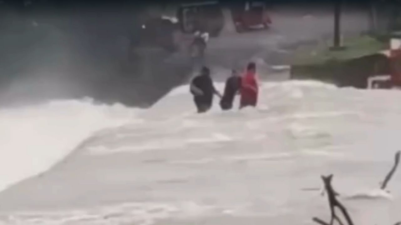 Imagen de Pobladores arriesgan su vida cruzando río desbordado en Nacaome, Valle